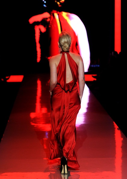 Người đẹp diện váy đỏ trình diễn thời trang - 6