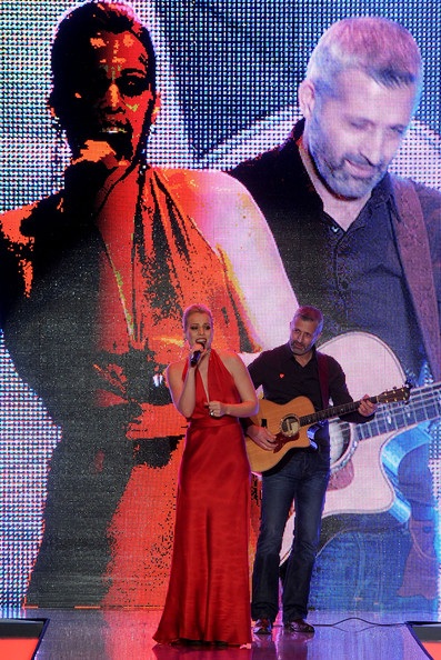 Người đẹp diện váy đỏ trình diễn thời trang - 8