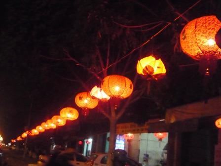 “Phớt lờ” chỉ đạo, đèn lồng giăng khắp phố - 4