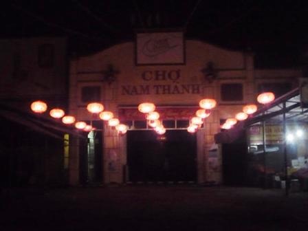 “Phớt lờ” chỉ đạo, đèn lồng giăng khắp phố - 3