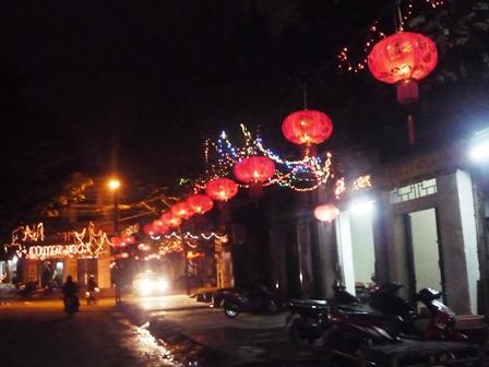 “Phớt lờ” chỉ đạo, đèn lồng giăng khắp phố - 1