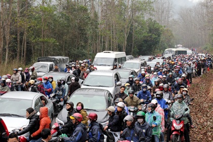 Ùn tắc kéo dài trong ngày khai hội Yên Tử  - 1