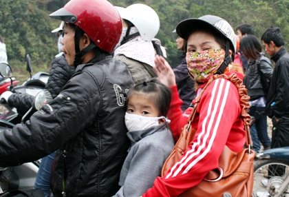 Ùn tắc kéo dài trong ngày khai hội Yên Tử  - 3