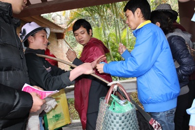 Ùn tắc kéo dài trong ngày khai hội Yên Tử  - 5