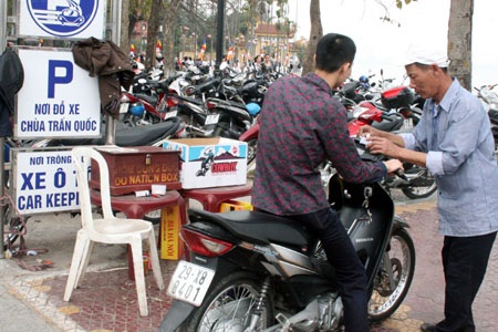 Hà Nội: Nhiều điểm trông xe vẫn thoả sức “chặt chém” - 1