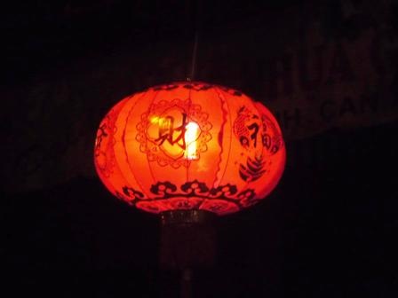 “Phớt lờ” chỉ đạo, đèn lồng giăng khắp phố - 2