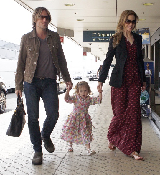 Nicole Kidman không thể dừng hôn con gái - 2 Nicole Kidman không thể dừng hôn con gái - 2