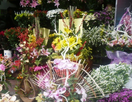 Giới trẻ “sốt sắng” chuẩn bị ngày Tình nhân  - 1