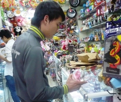 Giới trẻ “sốt sắng” chuẩn bị ngày Tình nhân  - 2