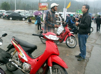 Ùn tắc kéo dài trong ngày khai hội Yên Tử  - 4