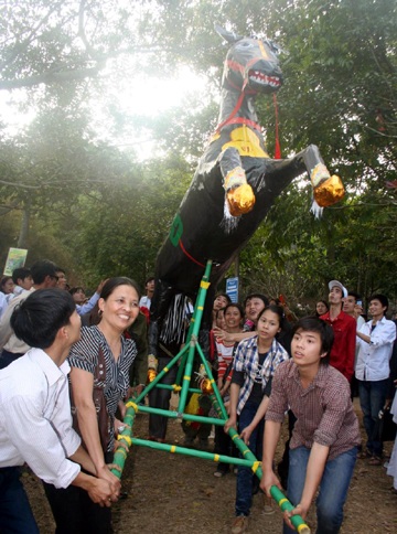 Độc đáo tục dâng voi chiến, ngựa tế tại Hội Gióng đền Sóc - 2 Độc đáo tục dâng voi chiến, ngựa tế tại Hội Gióng đền Sóc - 2