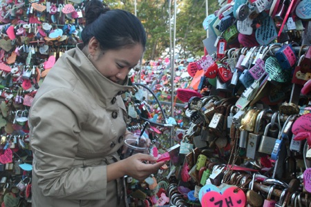 “Ổ khóa tình nhân” của giới trẻ Hàn Quốc - 8 “Ổ khóa tình nhân” của giới trẻ Hàn Quốc - 8