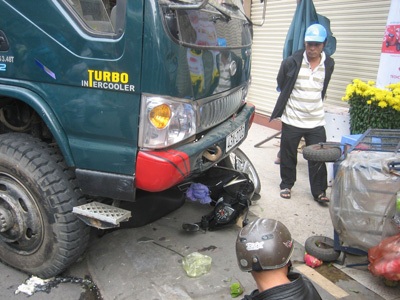 Một loạt vụ tai nạn do xe tải gây ra cùng ngày - 1