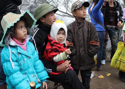 Du khách giành nhau "từng centimet" lên chùa Đồng - Yên Tử - 12