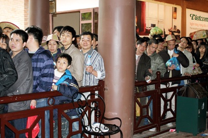 Du khách giành nhau "từng centimet" lên chùa Đồng - Yên Tử - 1 Du khách giành nhau "từng centimet" lên chùa Đồng - Yên Tử - 1