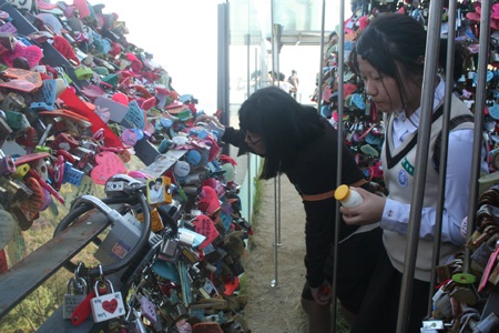 “Ổ khóa tình nhân” của giới trẻ Hàn Quốc - 9 “Ổ khóa tình nhân” của giới trẻ Hàn Quốc - 9