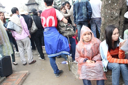 Du khách giành nhau "từng centimet" lên chùa Đồng - Yên Tử - 11 Du khách giành nhau "từng centimet" lên chùa Đồng - Yên Tử - 11