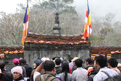 Du khách giành nhau "từng centimet" lên chùa Đồng - Yên Tử - 7 Du khách giành nhau "từng centimet" lên chùa Đồng - Yên Tử - 7