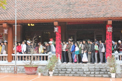 Du khách giành nhau "từng centimet" lên chùa Đồng - Yên Tử - 6 Du khách giành nhau "từng centimet" lên chùa Đồng - Yên Tử - 6
