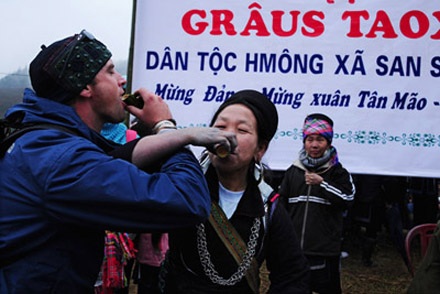 Du khách nước ngoài thích thú hội xuân Gầu Tào - Sa Pa - 5