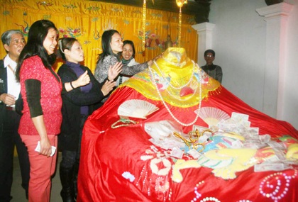 Nhiều kiểu “hành xử” thiếu ý thức của người đi lễ đền chùa - 3