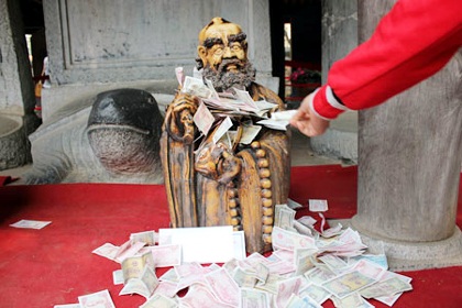 Nhiều kiểu “hành xử” thiếu ý thức của người đi lễ đền chùa - 4