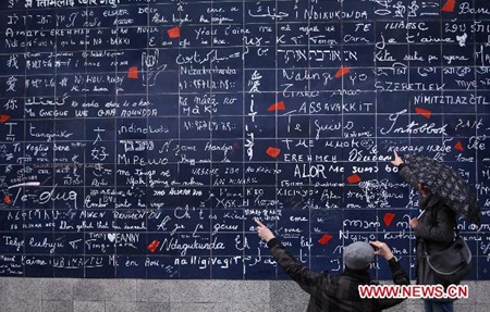 Tỏ tình trước "Bức tường tình yêu" ở Paris - 3 Tỏ tình trước "Bức tường tình yêu" ở Paris - 3