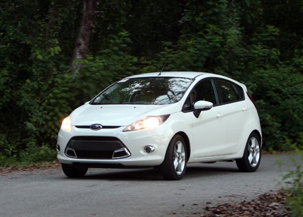 Những lựa chọn xe nhỏ thời trang cho phái đẹp - 3 Xe Ford Fiesta bản hatchback hiện được lắp ráp tại Việt