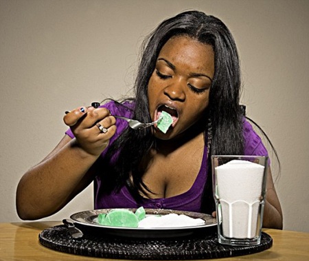 Cô gái ăn xà phòng như cơm - 2