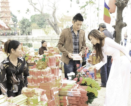 “Én vàng” Tuấn Anh dẫn bạn gái Việt kiều đi lễ chùa Hà Nội - 2 “Én vàng” Tuấn Anh dẫn bạn gái Việt kiều đi lễ chùa Hà Nội - 2