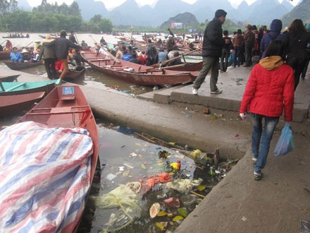 “Suối rác” chảy từ lễ hội chùa Hương - 2