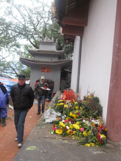 “Suối rác” chảy từ lễ hội chùa Hương - 5