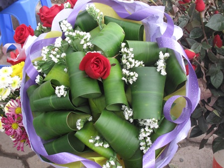 Thú vị nam sinh viên bán hoa ngày tình yêu - 3 Thú vị nam sinh viên bán hoa ngày tình yêu - 3