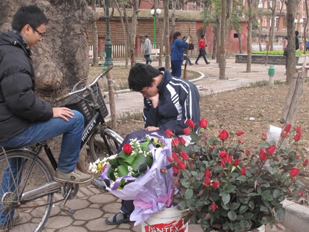 Thú vị nam sinh viên bán hoa ngày tình yêu - 2 Thú vị nam sinh viên bán hoa ngày tình yêu - 2