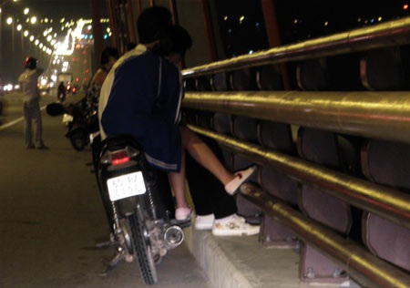 Các đôi chọn cầu Cần Thơ ngắm cảnh đêm Valentine - 1