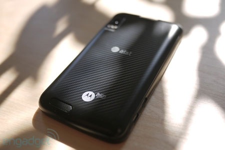 Cận cảnh “siêu phẩm” Motorola Atrix 4G - 3 Cận cảnh “siêu phẩm” Motorola Atrix 4G - 3