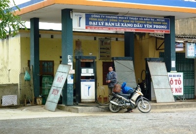 Hàng loạt cây xăng vẫn bán kiểu “găm hàng” - 1 Hàng loạt cây xăng vẫn bán kiểu “găm hàng” - 1