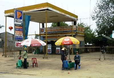 Hàng loạt cây xăng vẫn bán kiểu “găm hàng” - 2 Hàng loạt cây xăng vẫn bán kiểu “găm hàng” - 2