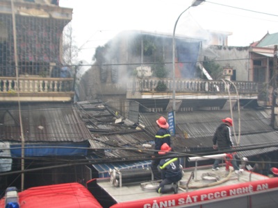 Cháy nhà gần chợ Vinh, hàng trăm tiểu thương hoảng loạn - 2