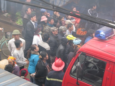Cháy nhà gần chợ Vinh, hàng trăm tiểu thương hoảng loạn - 4