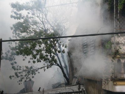 Cháy nhà gần chợ Vinh, hàng trăm tiểu thương hoảng loạn - 3