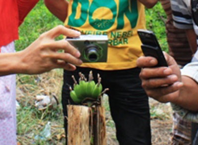 Đổ xô đi xem cây chuối cụt mọc nải từ giữa thân  - 4