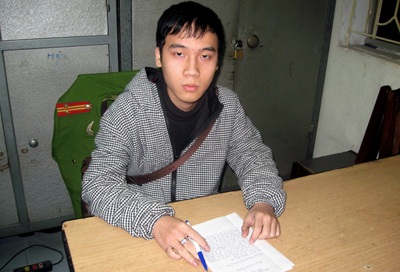 Đã vi phạm còn hành hung cảnh sát giao thông - 1