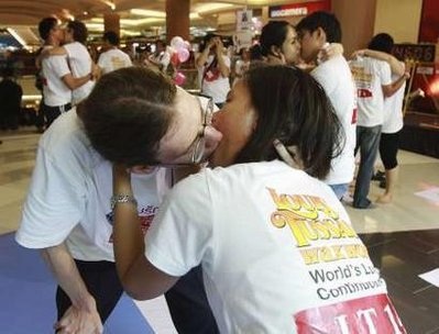 Kỷ lục hôn nhau 46 tiếng không nghỉ - 2