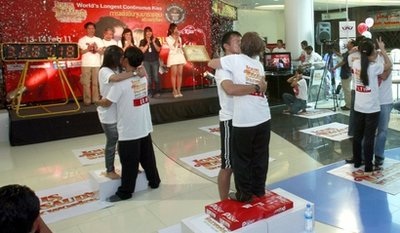 Kỷ lục hôn nhau 46 tiếng không nghỉ - 9