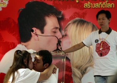 Kỷ lục hôn nhau 46 tiếng không nghỉ - 12