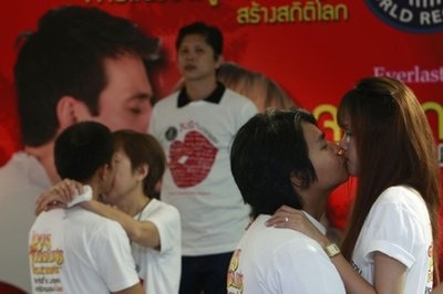 Kỷ lục hôn nhau 46 tiếng không nghỉ - 13