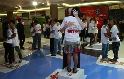 Kỷ lục hôn nhau 46 tiếng không nghỉ - 14