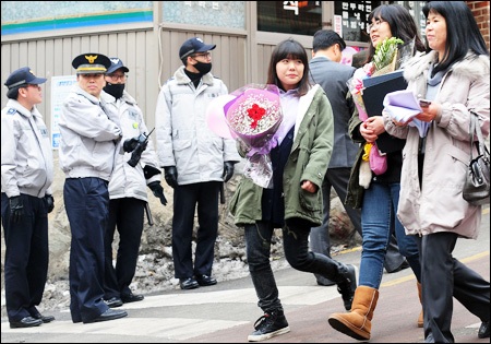 Hàn Quốc: Lễ tốt nghiệp kém vui vì.... cảnh sát  - 1
