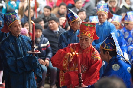 Hàng trăm trai tráng “sôi sục” cướp phết Hiền Quan - 2 Hàng trăm trai tráng “sôi sục” cướp phết Hiền Quan - 2